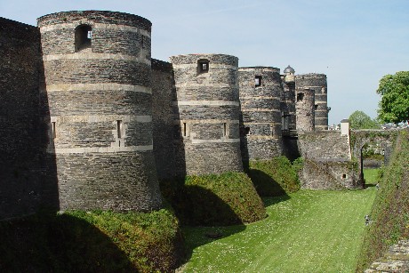《アンジェ城》　城壁と濠
