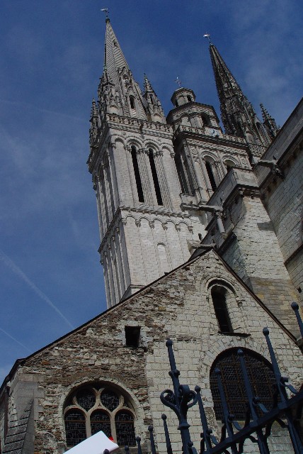 サン・モーリス大聖堂の二つ尖塔　Angers, France 2004/04/25 Photo by Kohyuh